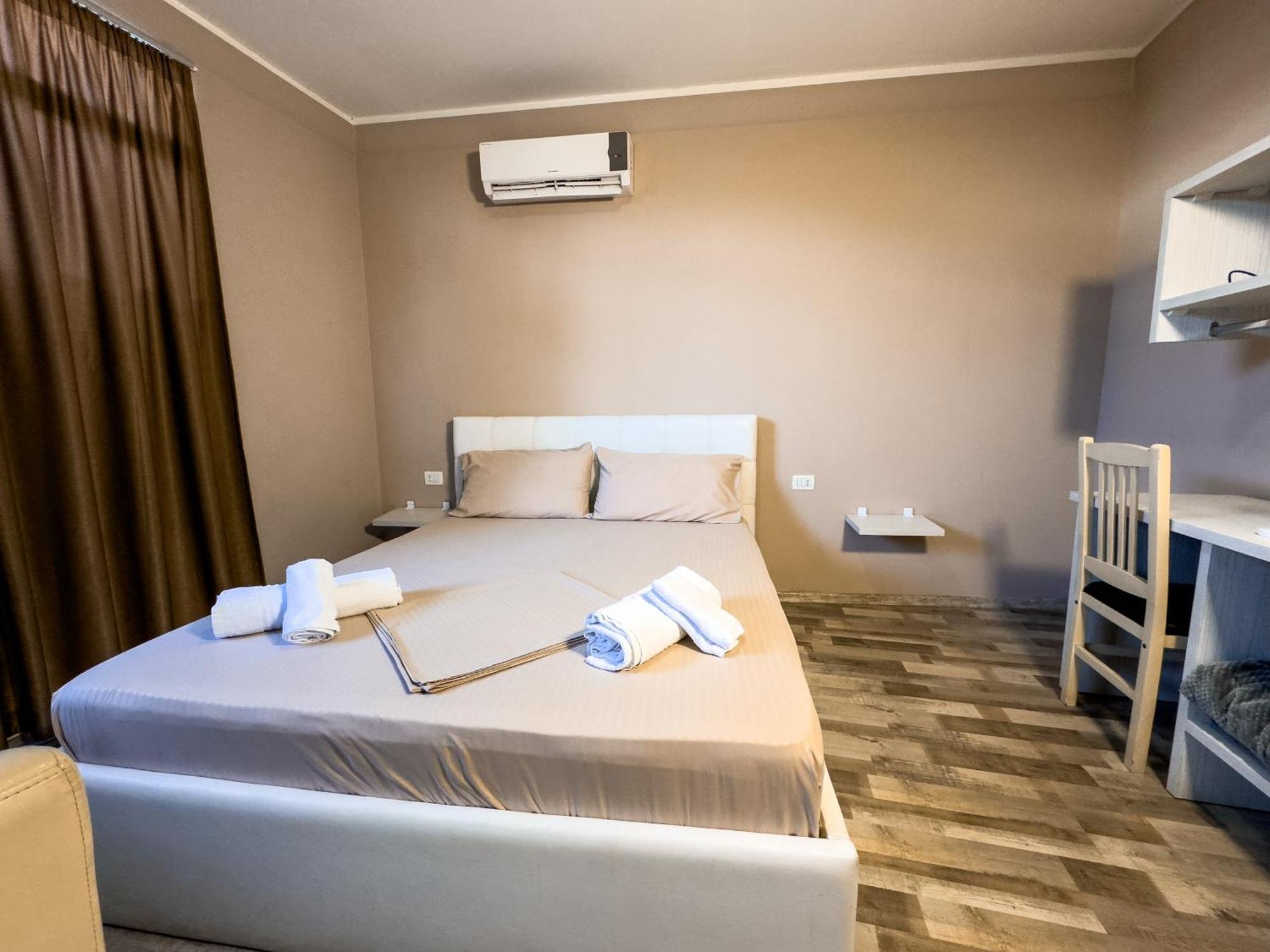 Shkodra Budget Hotel エクステリア 写真