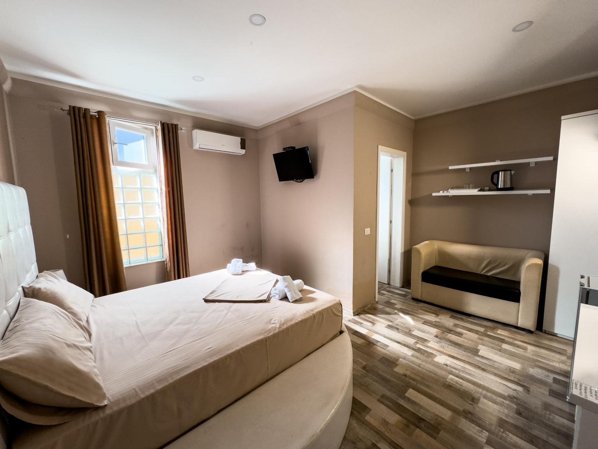 Shkodra Budget Hotel エクステリア 写真
