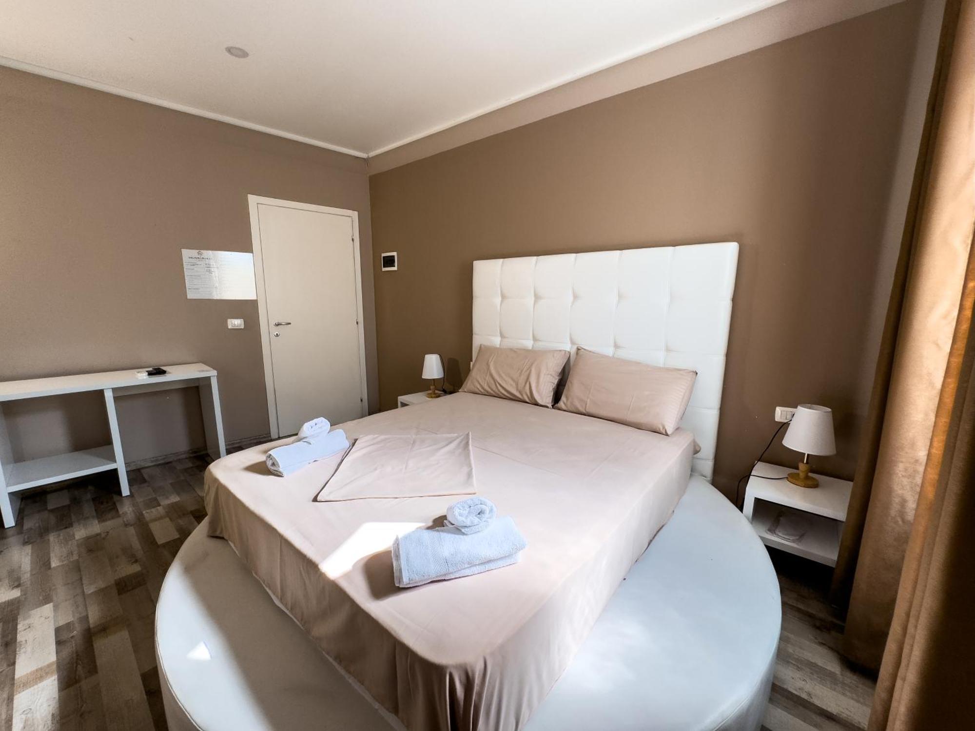 Shkodra Budget Hotel エクステリア 写真